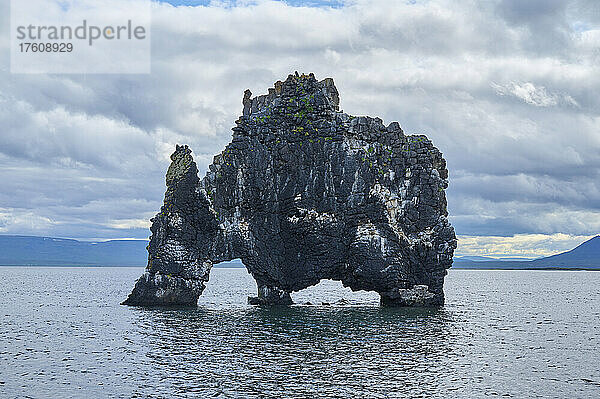 Basaltfelsformation Hvitserkur in Húnaflói auf der Halbinsel Vatnsnes in der nördlichen Region von Island; Halbinsel Vatnsnes  Nordurland Vestra  Island