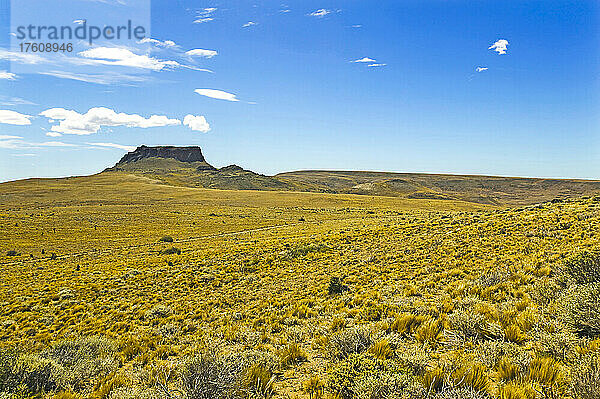 Weite  trockene Landschaft an der Route 40  in der Nähe des Dorfes Bajo Caracoles  in der Wildnis Patagoniens  Argentinien; Argentinien