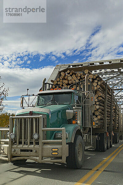 Holzfällerfahrzeug  das die Brücke auf dem BC Highway 97 passiert; Quesnel  British Columbia  Kanada