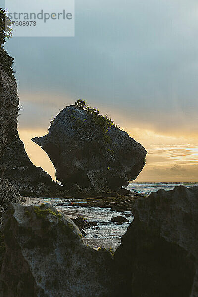 Silhouette einer großen Felsformation und der Küstenlinie des Diamond Beach in der Dämmerung  Nusa Penida  Bali  Indonesien; Nusa Penida  Bali  Indonesien