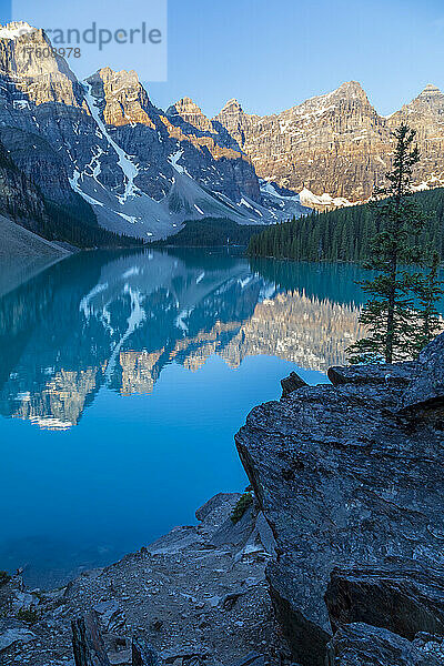 Das Tal der Zehn Zinnen spiegelt sich im ruhigen Wasser des Moraine Lake unter einem strahlend blauen Himmel im Banff National Park; Alberta  Kanada