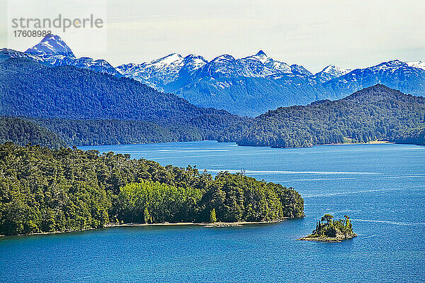 Eine Berg- und Seeszene  Lago Nahuel Huapi im Parque Nacional Nahuel Huapi in der Nähe von San Carlos de Bariloche im Seengebiet von Patagonien; Parque Nacional Nahuel Huapi  Patagonien  Argentinien