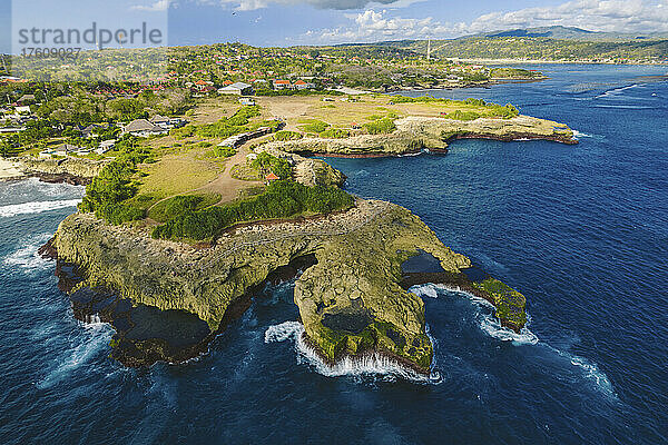 Nahaufnahme  Luftaufnahme von Devil's Tear und der felsigen Küste von Nusa Lembongan mit dem türkisfarbenen Wasser des Bali-Meeres  das gegen die Küste bricht; Nusa-Inseln  Klungkung Regency  Ost-Bali  Bali  Indonesien