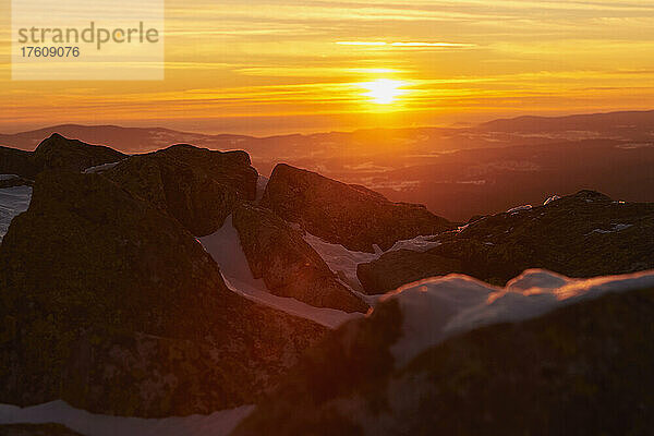 Golden glühender Sonnenuntergang auf dem Berg Lusen  Bayerischer Wald; Bayern  Deutschland
