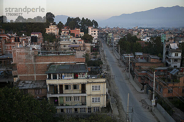 Eine Straße in Kathmandu bei Sonnenaufgang.