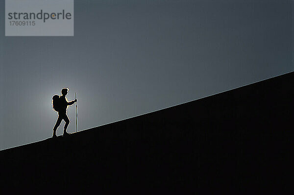 Silhouette von Person Wandern Mesquite Dünen  Death Valley Kalifornien  USA