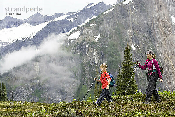 Mutter und sechsjähriger Sohn wandern hoch in den Adamants Range; Rocky Mountains  British Columbia  Kanada.