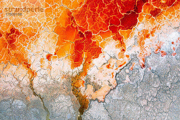 Luftaufnahme des Owens Lake  eines ausgetrockneten Sees  in dem sich die Halobakterien von Salz ernähren und eine tiefrote Färbung erzeugen; Lone Pine  Kalifornien  Vereinigte Staaten von Amerika