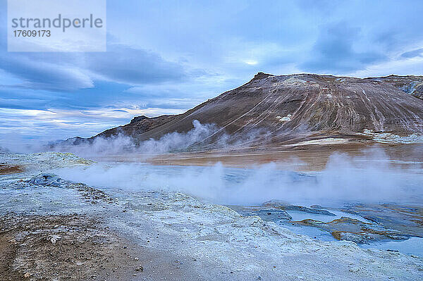 Schlammtopf- und Fumarolenlandschaft im Thermalgebiet von Namafjall in der Region Myvatn in der nördlichen Region Islands; Namafjall  Nordurland Vestra  Island