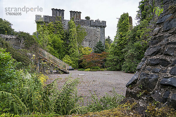 Üppige Vegetation überwuchert eine Treppe und eine Burgruine in Armadale  Isle of Skye  Schottland  dem Sitz des Clans Donald; Armadale  Isle of Skye  Schottland