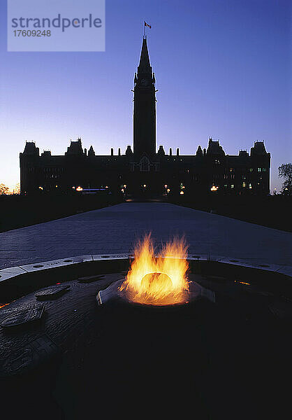 Silhouette des Friedensturms Parlamentsgebäude Ottawa  Ontario  Kanada