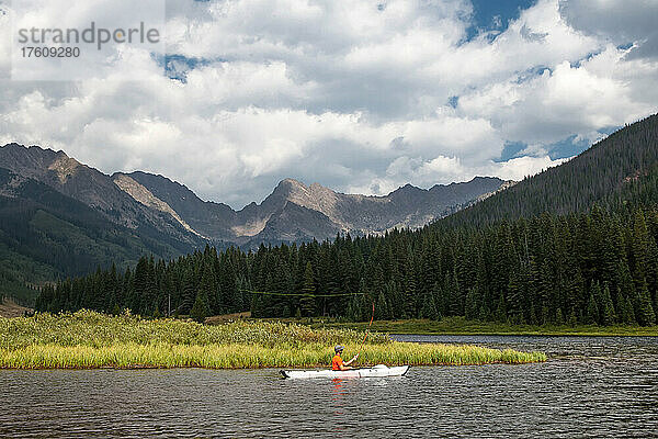 Ein Mann beim Fliegenfischen vom Kajak aus im Piney Lake  Colorado.