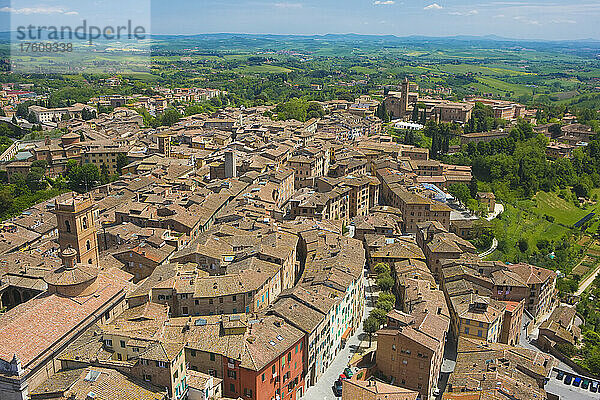 Stadtbild von Siena  Toskana  Italien mit Blick auf die Dächer; Siena  Toskana  Italien