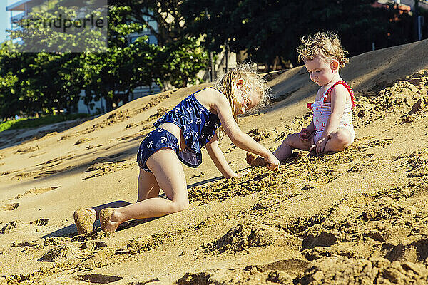 Zwei junge Mädchen spielen am Ka'anapali Beach zusammen im Sand; Ka'anapali  Maui  Hawaii  Vereinigte Staaten von Amerika