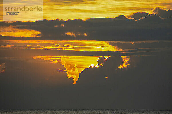Tropischer Sonnenuntergang mit dramatischen Wolkenformationen vor der Küste der Morobe-Provinz; Marobe  Papua-Neuguinea
