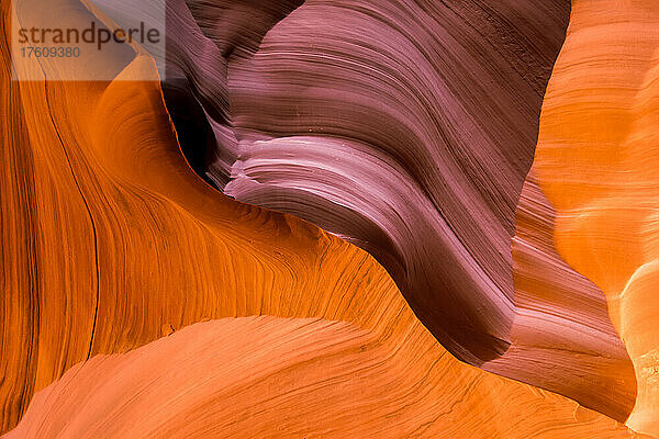 Wellige  abstrakte Muster in den bunten Sandsteinfelsen im Upper Antelope Canyon; Antelope Canyon  Arizona  Vereinigte Staaten von Amerika