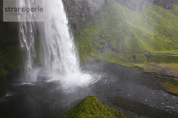 Die untere Hälfte des Seljalandsfoss-Wasserfalls an der Südküste Islands; Seljalandsfoss-Wasserfall  Vik  Island.