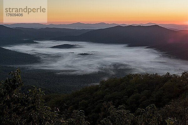 Vom Pounding Mill Overlook bei Sonnenaufgang füllen die Wolken ein Tal in den Blue Ridge Mountains in North Carolina  USA; North Carolina  Vereinigte Staaten von Amerika