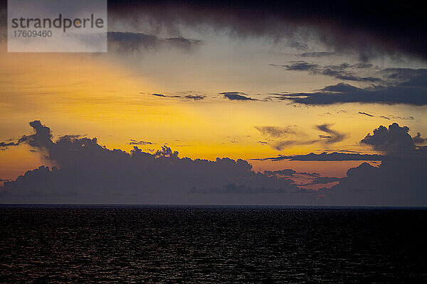 Tropischer Sonnenuntergang über der Salomonsee vor der Küste der Provinz Morobe; Marobe  Papua-Neuguinea