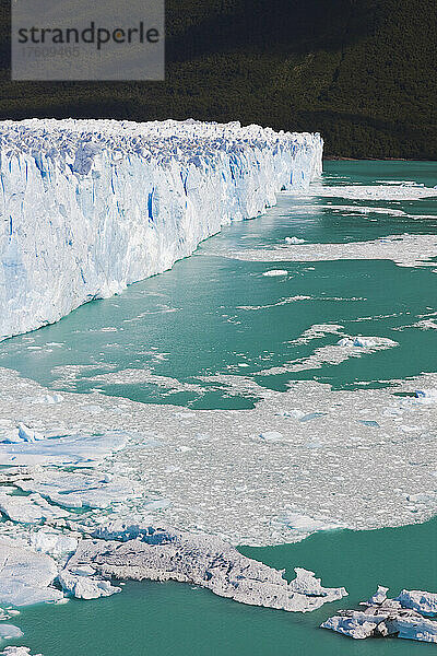Detail des Perito Moreno Gletschers  Los Glaciares National Park  in der Nähe von El Calafate; Patagonien  Argentinien