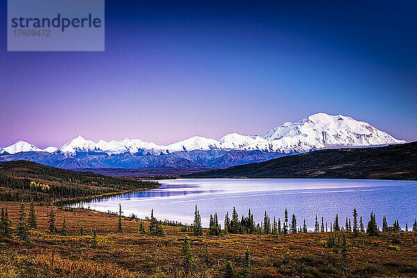 Mount Denali (McKinley) und Wonder Lake in der Herbstdämmerung im Denali National Park and Preserve  Inneres Alaska; Alaska  Vereinigte Staaten von Amerika