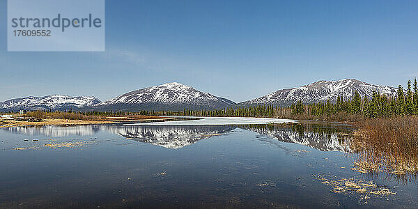 Die Kobuk-Berge spiegeln sich in einem Teich hinter dem Dorf Kobuk im späten Frühling; Nordwest-Alaska  Alaska  Vereinigte Staaten von Amerika