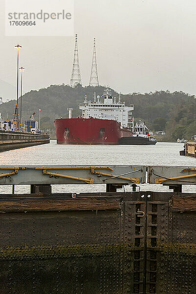 Ein großes Schiff wird von einem Schlepper positioniert und in die Pedro-Miguel-Schleusen des Panamakanals in Panama geleitet