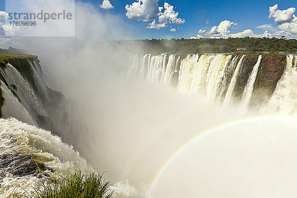 Blick auf einen doppelten Regenbogen vom Aussichtspunkt Devil's Throat an den Iguazu-Fällen.