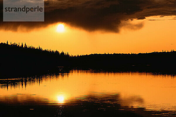 Sonnenuntergang am Hanging Heart Lake  Prince Albert National Park  Saskatchewan  Kanada