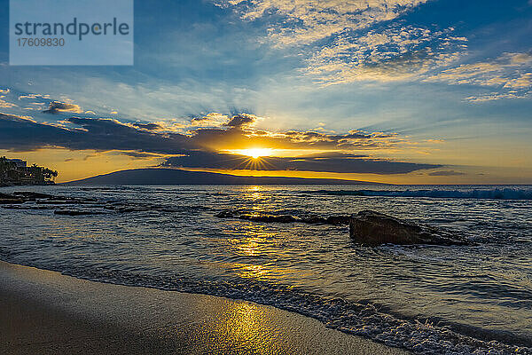 Blick auf die Meereswellen bei Sonnenuntergang vom Ka'anapali Beach mit der Insel Lanai am Horizont; Ka'anapali  Maui  Hawaii  Vereinigte Staaten von Amerika