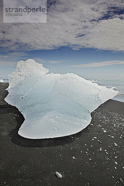 Ein Eisberg  der nach dem Austritt aus dem Vatnajokull-Eis gestrandet ist  Island; Jokulsarlon  Vatnajokull-Eisschild  Island.