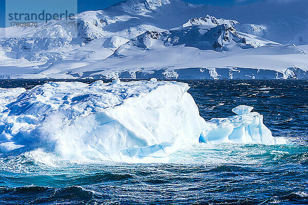 Eisberge und Berge bei Cuverville Island  Antarktis.