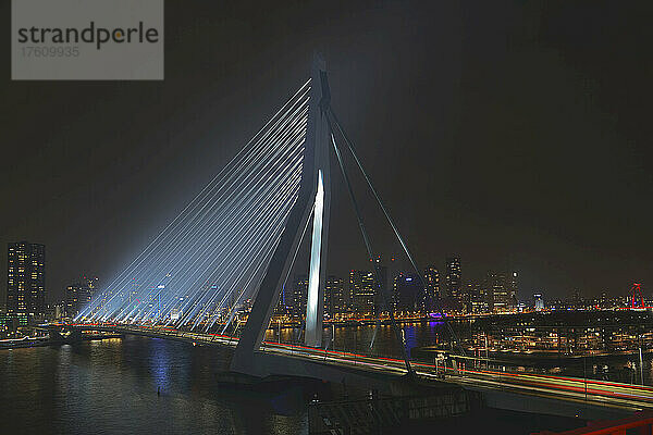 Beleuchtete Erasmus-Brücke (Spitzname Der Schwan ) bei Nacht über die Nieuwe Maas im Zentrum von Rotterdam; Rotterdam  Südholland  Niederlande