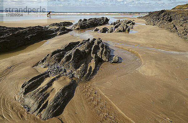 Felsen und Tümpel an einem Strand bei Ebbe in Saunton Sands  Devon  England  Großbritannien; Saunton Sands  Braunton  Barnstaple  Nord-Devon  Südwest-England  Großbritannien  Vereinigtes Königreich.