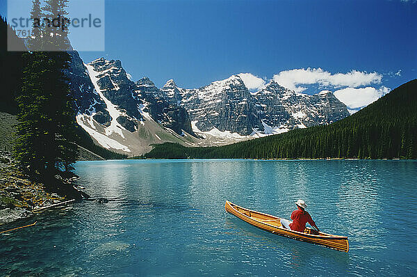 Kanufahren  Moraine Lake  Banff National Park  Alberta  Kanada