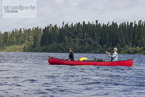 Ein Paar angelt vom Kanu aus auf dem Winisk River; Winisk River  Ontario  Kanada.