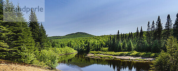 Ruhiger See und üppige Wälder im Mont-Tremblant-Nationalpark in der Region Laurentides; Quebec  Kanada