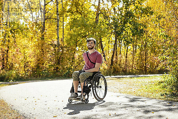 Porträt eines querschnittsgelähmten Mannes in einem Rollstuhl im Freien in einem Park im Herbst; Edmonton  Alberta  Kanada