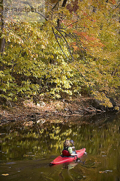 Eine Frau fährt mit dem Kajak auf dem Chesapeake and Ohio Canal National Park; Chesapeake and Ohio Canal National Park  Maryland.