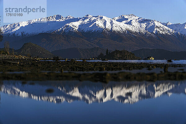 Frühes Morgenlicht auf den Gipfeln rund um den Lake Wanaka.