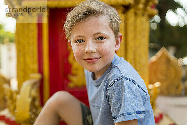 Junge mit blauen Augen in einem buddhistischen Tempel; Vientiane  Präfektur Vientiane  Laos