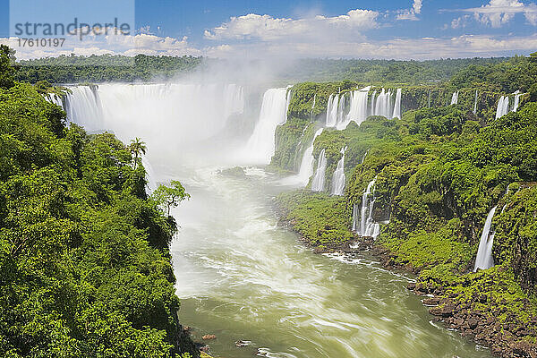 Garganta do Diablo (Teufelsschlund) mit dem umgebenden üppigen Wald an den berühmten Iguazu-Fällen  Iguazu Falls National Park; Parana  Brasilien