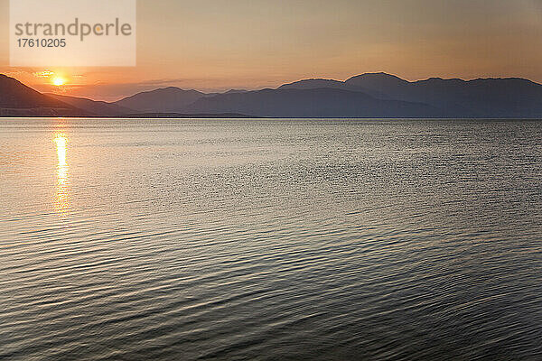 Der Egirdir-See bei Sonnenuntergang  gesehen von der Stadt Egirdir  Türkei; Egirdir  Türkei