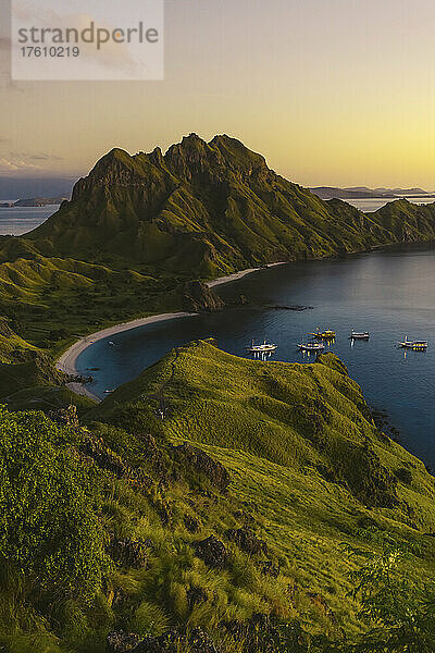 Boote in der Bucht der Insel Padar im Komodo-Nationalpark im Komodo-Archipel bei Sonnenuntergang; Ost-Nusa Tenggara  Indonesien