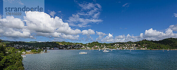 Blick auf die Stadt Samana mit Blick auf die Bucht von Samana und die im Hafen vertäuten Boote an einem sonnigen Tag; Halbinsel Samana  Dominikanische Republik  Karibik