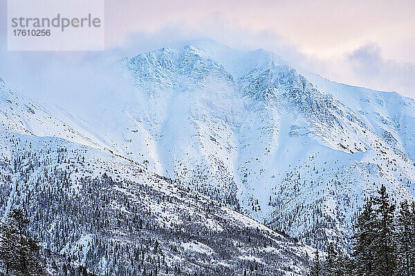 Sonnenaufgang über den Bergen von Grey Ridge im Winter; Whitehorse  Yukon  Kanada