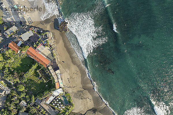 Drohnen-Luftaufnahme von Strand und Gebäuden an der Küste von Batu Bolong; Canggu  Bali  Indonesien