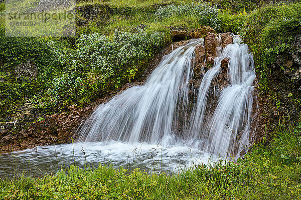 Kleiner Wasserfall in der Nähe des Geitafoss; Fossholl  nordöstliche Region  Island