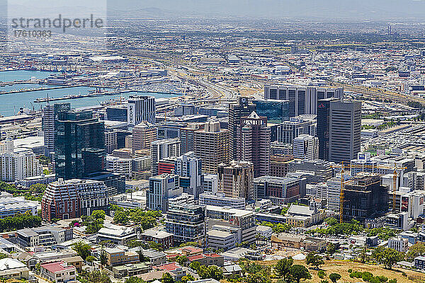 Blick auf Kapstadt und die Tafelbucht vom Tafelberg; Kapstadt  Westkap  Südafrika