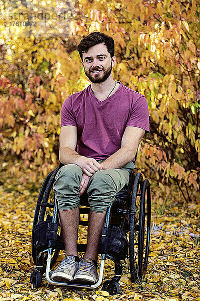 Porträt eines querschnittsgelähmten Mannes in einem Rollstuhl im Freien in einem Park im Herbst; Edmonton  Alberta  Kanada